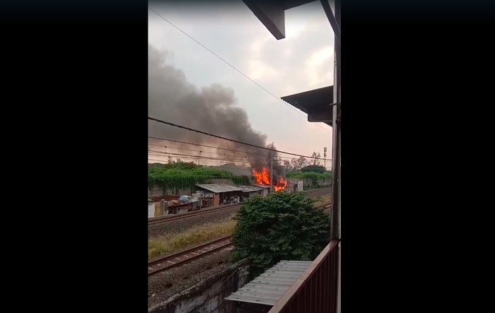 Insiden Kebakaran Sebabkan Gangguan Perjalanan KRL di Cengkareng