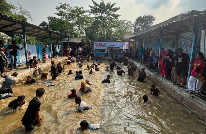 Kegiatan relawan Prabowo-Gibran membagikan susu dan makanan gratis, hingga memancing gratis di Desa Tarikolot, Kecamatan Citeureup, Kabupaten Bogor. (Dok Istimewa)