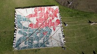Layang-layang berukuran 14,5x14,5 meter dengan berat 950 kg itu diterbangkan selama Oodako Matsuri, festival layang-layang raksasa Sagami.  