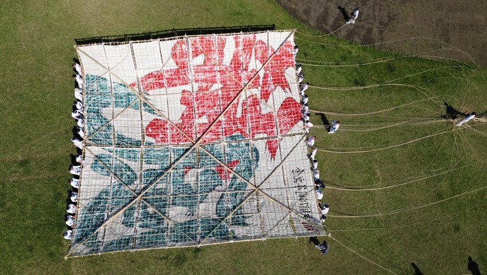 Kemeriahan Festival Menerbangkan Layang-layang Terbesar di Jepang Participants wait to fly Japan's largest kite, measuring 14.5x14.5 meters and weighing 950 kg, during the Oodako Matsuri, a giant kite festival, in Sagamihara, south of Tokyo, Japan May 4, 2024. The annual festival has been passed down for more than a century as a form of prayer to help ensure a good harvest. REUTERS/Kim Kyung-Hoon TPX IMAGES OF THE DAY