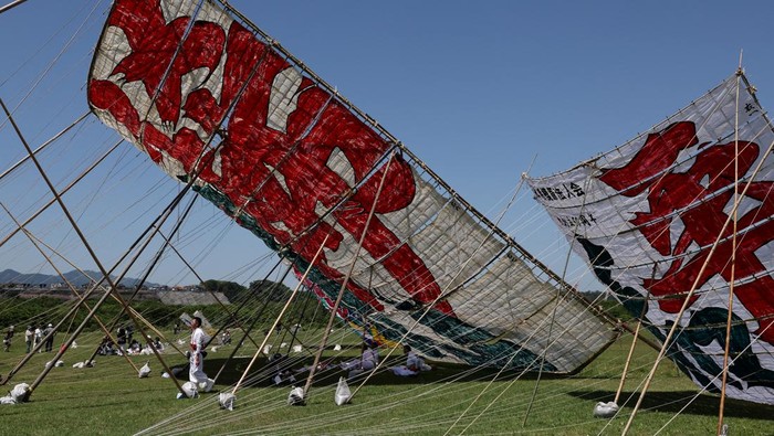 Kemeriahan Festival Menerbangkan Layang-layang Terbesar di Jepang Participants wait to fly Japan's largest kite, measuring 14.5x14.5 meters and weighing 950 kg, during the Oodako Matsuri, a giant kite festival, in Sagamihara, south of Tokyo, Japan May 4, 2024. The annual festival has been passed down for more than a century as a form of prayer to help ensure a good harvest. REUTERS/Kim Kyung-Hoon TPX IMAGES OF THE DAY