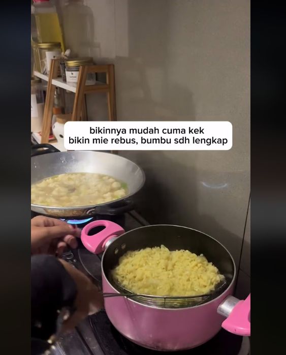 Keren! Wanita Ini Sering Bikin Makanan untuk Anak Muda Nongkrong