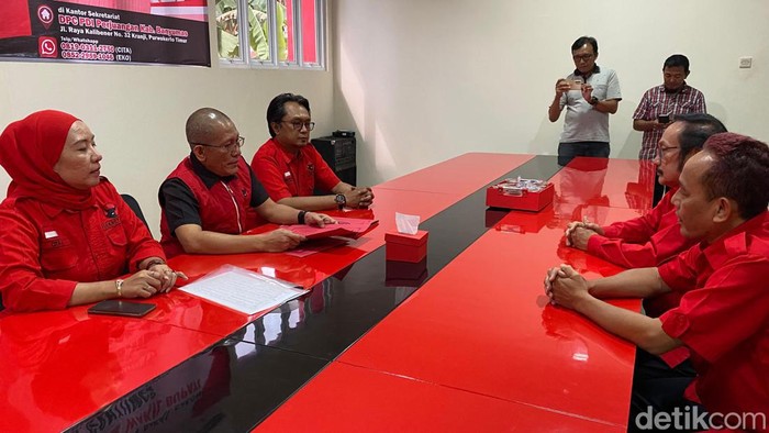 Ketua DPRD Banyumas sekaligus Ketua DPC PDIP, dr Budhi Setyawan (kedua kanan) mengambil formulir pendaftaran bakal calon wakil bupati pada Pilkada 2024, Senin (6/5/2024).
