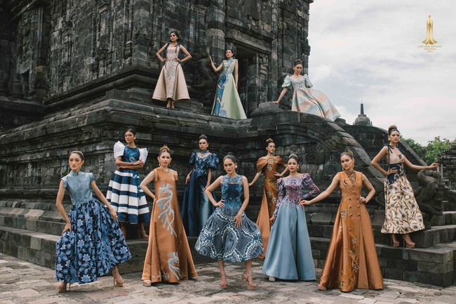 Inilah koleksi terbaru Ivan Gunawan X Iwan Tirta Private Collection. Karya Ivan yang berkolaborasi dengan batik Iwan Trita Private Collection ini diperagakan oleh 50 finalis Miss Mega Bintang Indonesia 2024 di kompleks Candi Prambanan, Candi Sewu, Jawa Tengah.  Foto: Dok. Ivan Gunawan