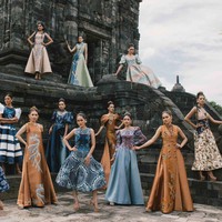 Inilah koleksi terbaru Ivan Gunawan X Iwan Tirta Private Collection. Karya Ivan yang berkolaborasi dengan batik Iwan Trita Private Collection ini diperagakan oleh 50 finalis Miss Mega Bintang Indonesia 2024 di kompleks Candi Prambanan, Candi Sewu, Jawa Tengah.  Foto: Dok. Ivan Gunawan
