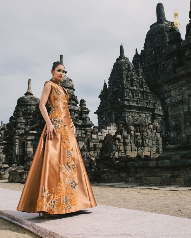 Inilah koleksi terbaru Ivan Gunawan X Iwan Tirta Private Collection. Karya Ivan yang berkolaborasi dengan batik Iwan Trita Private Collection ini diperagakan oleh 50 finalis Miss Mega Bintang Indonesia 2024 di kompleks Candi Prambanan, Candi Sewu, Jawa Tengah. Foto: Dok. Ivan Gunawan