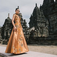 Inilah koleksi terbaru Ivan Gunawan X Iwan Tirta Private Collection. Karya Ivan yang berkolaborasi dengan batik Iwan Trita Private Collection ini diperagakan oleh 50 finalis Miss Mega Bintang Indonesia 2024 di kompleks Candi Prambanan, Candi Sewu, Jawa Tengah. Foto: Dok. Ivan Gunawan