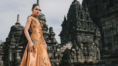Foto: Koleksi Busana Ivan Gunawan X Iwan Tirta Ditampilkan di Candi Sewu