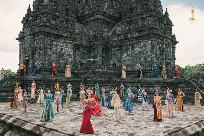 Inilah koleksi terbaru Ivan Gunawan X Iwan Tirta Private Collection. Karya Ivan yang berkolaborasi dengan batik Iwan Trita Private Collection ini diperagakan oleh 50 finalis Miss Mega Bintang Indonesia 2024 di kompleks Candi Prambanan, Candi Sewu, Jawa Tengah. Foto: Dok. Ivan Gunawan