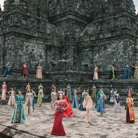 Inilah koleksi terbaru Ivan Gunawan X Iwan Tirta Private Collection. Karya Ivan yang berkolaborasi dengan batik Iwan Trita Private Collection ini diperagakan oleh 50 finalis Miss Mega Bintang Indonesia 2024 di kompleks Candi Prambanan, Candi Sewu, Jawa Tengah. Foto: Dok. Ivan Gunawan