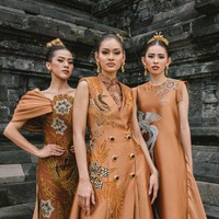 Inilah koleksi terbaru Ivan Gunawan X Iwan Tirta Private Collection. Karya Ivan yang berkolaborasi dengan batik Iwan Trita Private Collection ini diperagakan oleh 50 finalis Miss Mega Bintang Indonesia 2024 di kompleks Candi Prambanan, Candi Sewu, Jawa Tengah. Foto: Dok. Ivan Gunawan