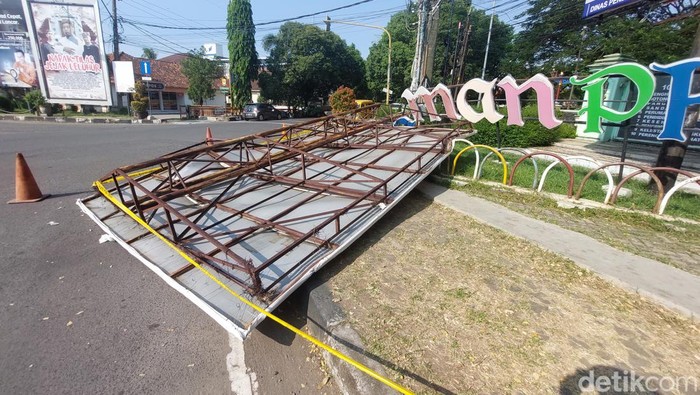 Kondisi baliho yang roboh di Taman PKK Sumber, Kabupaten Cirebon.