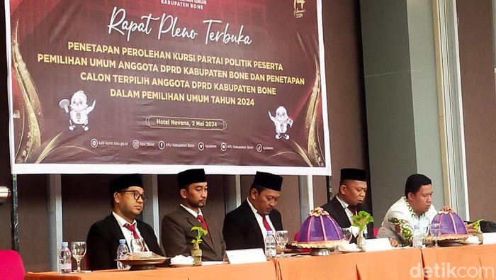 Komisioner KPU Bone, Sulawesi Selatan (Sulsel) saat rapat pleno.