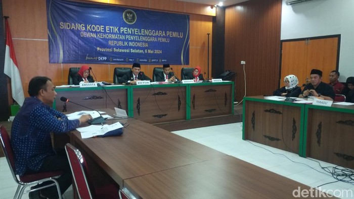 Sidang pemeriksaan dugaan pelanggaran kode etik penyelenggara pemilu oleh DKPP RI dengan teradu komisioner KPU Maros di Ruang Sidang Kantor Bawaslu Sulsel, Senin (6/5/2024).