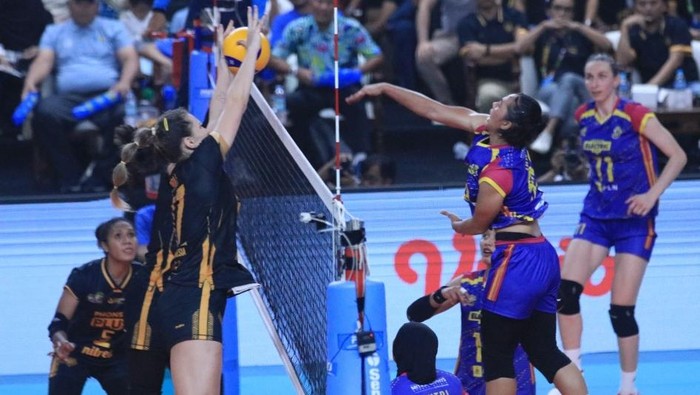 Laga Jakarta Electric PLN melawan Gresik Petrokimi Pupuk Indonesia di Proliga 2024 Semarang.