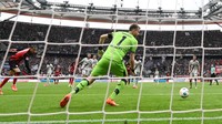Kiper Leverkusen Akhiri Kutukan di Frankfurt, Bikin Rekor Bundesliga