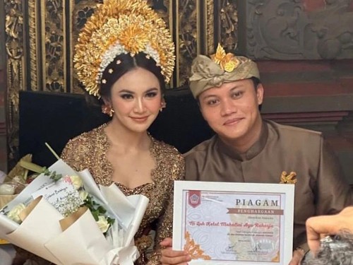 Mahalini berfoto dengan Rizky Febian saat prosesi mepamit, Minggu (5/5/2024). Rizky Febian memegang piagam penghargaan yang didapatkan Mahalini. (Dok. Instagram @ikylini.memories)