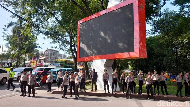 Mahasiswa HMI melakukan unjuk rasa di Mapolda Sulawesi Selatan. Mereka meminta penyidik di kasus pencemaran nama Bupati Bulukumba Andi Muchtar dengan eks Wasekjen PB HMI sebagai terlapot, diusut. Andi Audia Faiza Nazli Irfan/detikSulsel