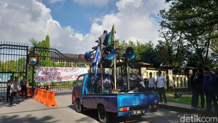 Mahasiswa HMI melakukan unjuk rasa di Mapolda Sulawesi Selatan. Mereka meminta penyidik di kasus pencemaran nama Bupati Bulukumba Andi Muchtar dengan eks Wasekjen PB HMI sebagai terlapot, diusut. Andi Audia Faiza Nazli Irfan/detikSulsel