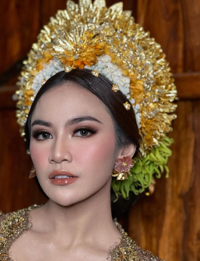 Menyesuaikan tema busana, Mahalini mengenakan makeup dengan palet hangat. Makeup artist Rossy Pramita dipercaya untuk mempercantik wajahnya. Foto: Instagram/@ochiipramita