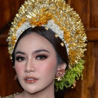 Menyesuaikan tema busana, Mahalini mengenakan makeup dengan palet hangat. Makeup artist Rossy Pramita dipercaya untuk mempercantik wajahnya. Foto: Instagram/@ochiipramita