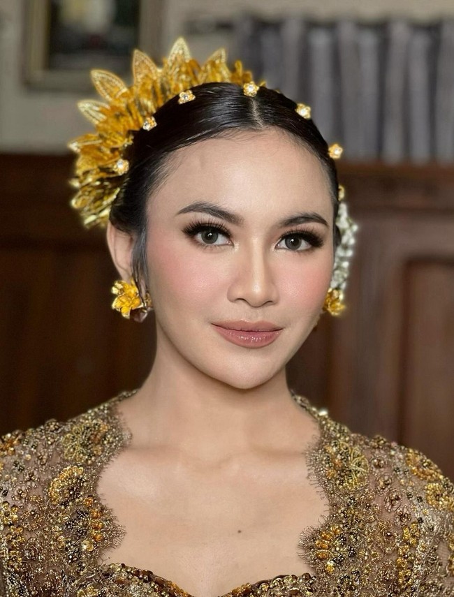 Pulasan makeup bernuansa peach tak hanya membuat penampilan Mahalini makin cantik tapi juga segar. Foto: Instagram/@ochiipramita