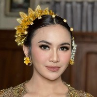 Pulasan makeup bernuansa peach tak hanya membuat penampilan Mahalini makin cantik tapi juga segar. Foto: Instagram/@ochiipramita
