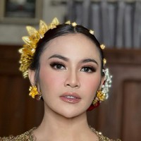 Warna oranye dengan gradasi copper dipulaskan pada bagian mata. Sementara pipi diberikan pulasan blush-on peach yang menambah semburat segar. Foto: Instagram/@ochiipramita