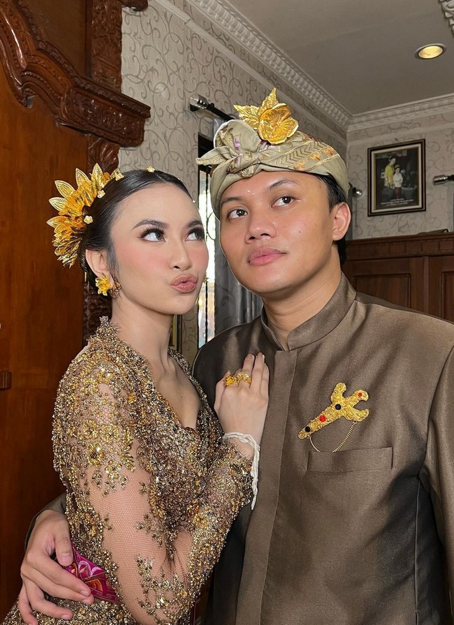 Penampilan Mahalini menuai banyak pujian dari netizen, yang menilai makeup-nya sempurna. Cantik di semua sisi masaaa, puji salah satu pengguna Instagram. Cantik... natural... tulis netizen lain. OMG! Cantikkk bangettt, komentar netizen lagi. Foto: Instagram/@ochiipramita