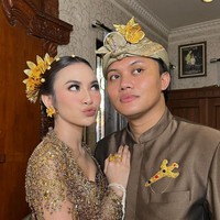 Penampilan Mahalini menuai banyak pujian dari netizen, yang menilai makeup-nya sempurna. Cantik di semua sisi masaaa, puji salah satu pengguna Instagram. Cantik... natural... tulis netizen lain. OMG! Cantikkk bangettt, komentar netizen lagi. Foto: Instagram/@ochiipramita