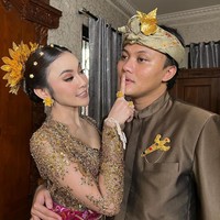 Untuk riasan bibir, lipstik nude peach dengan efek glossy melengkapi makeup bergaya soft glam. Foto: Instagram/@ochiipramita