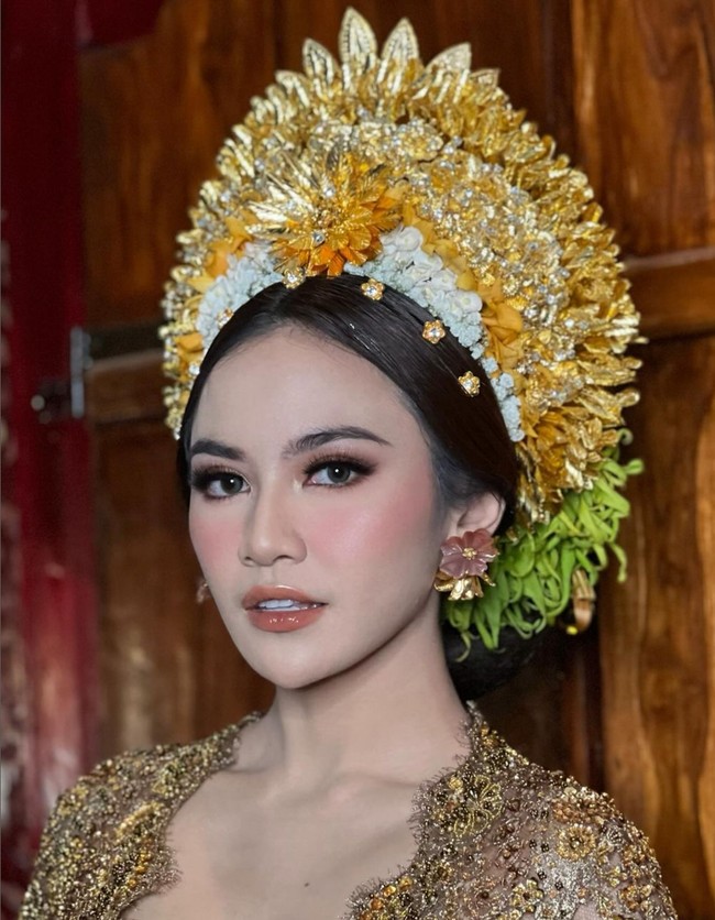 Rambut Mahalini ditata sesuai pakem Payas Agung, pakem dalam penggunaan tata busana adat dan tata rias khas Bali. Ia mengenakan sanggul Gelung Agung dengan mahkota yang menjulang tinggi. Foto: Instagram/@ochiipramita