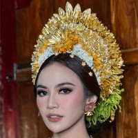 Rambut Mahalini ditata sesuai pakem Payas Agung, pakem dalam penggunaan tata busana adat dan tata rias khas Bali. Ia mengenakan sanggul Gelung Agung dengan mahkota yang menjulang tinggi. Foto: Instagram/@ochiipramita