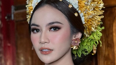 7 Potret Menawan Mahalini dengan Makeup Nuansa Peach di Prosesi Mepamit