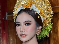 7 Potret Menawan Mahalini dengan Makeup Nuansa Peach di Prosesi Mepamit