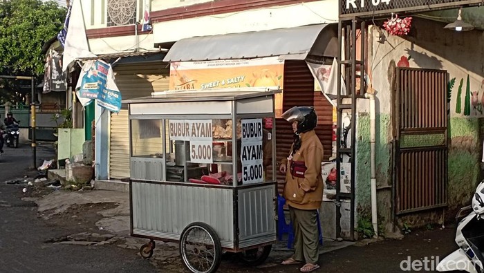 Mang Heru penjual bubur ayam di sekitaran Pasar Cikaso, Cibeunying, Kota Bandung