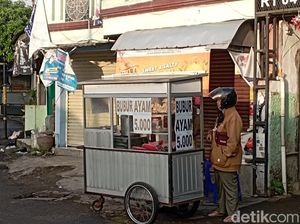 Berkah di Tengah Kesederhanaan Penjual Bubur Ayam Bandung