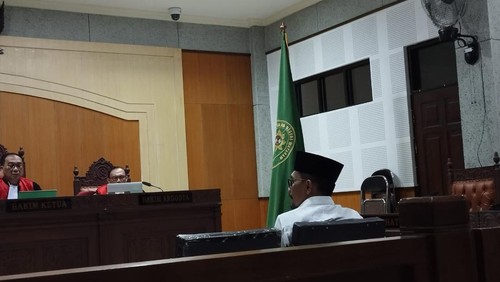 Mantan wali kota Bima, Muhammad Lutfi, saat menjalani sidang di PN Tipikor Mataram, Senin (6/5/2024).