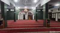 Masjid Jami Al Khairaat pertama kali dibangun pada abad ke-16 atau sekitar tahun 1600-an. Masjid ini berlokasi di Batu Ampar, Condet, Jakarta Timur. Foto: Devi Setya/detikcom