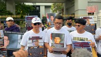 Pihaknya juga meminta MA dan KY mengusut tiga hakim yang telah memutus PK PT Polo Ralph Lauren Indonesia. Putusannya dinilai bertentangan dengan dua putusan lainnya. Perwakilan LQ Indonesia Law Firm, sebagai kuasa hukum dari PT Polo Ralph Lauren, menegaskan pentingnya objektivitas dan independensi dalam proses peradilan. 