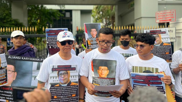 Massa Gelar Aksi Protes Sengketa Merek di MA Karyawan PT Polo Ralph Lauren kembali menggeruduk kantor Mahkamah Agung (MA), Senin (6/5). Kehadiran mereka guna menuntut keadilan. Mereka tak ingin proses peradilan yang dilakukan MA terkait sengketa merek, membuat ratusan karyawan PT Polo Ralph Lauren kehilangan mata pencaharian mereka nantinya.