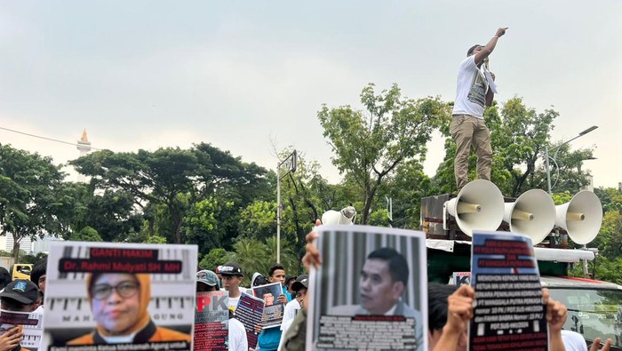 Massa Gelar Aksi Protes Sengketa Merek di MA Karyawan PT Polo Ralph Lauren kembali menggeruduk kantor Mahkamah Agung (MA), Senin (6/5). Kehadiran mereka guna menuntut keadilan. Mereka tak ingin proses peradilan yang dilakukan MA terkait sengketa merek, membuat ratusan karyawan PT Polo Ralph Lauren kehilangan mata pencaharian mereka nantinya.