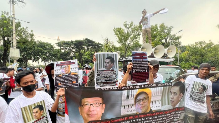 Massa Gelar Aksi Protes Sengketa Merek di MA Karyawan PT Polo Ralph Lauren kembali menggeruduk kantor Mahkamah Agung (MA), Senin (6/5). Kehadiran mereka guna menuntut keadilan. Mereka tak ingin proses peradilan yang dilakukan MA terkait sengketa merek, membuat ratusan karyawan PT Polo Ralph Lauren kehilangan mata pencaharian mereka nantinya.