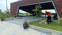 Di lokasi, sejumlah pekerja pun tampak masih menata dan membersihkan tanaman hingga taman di sekitar lokasi anjungan.  