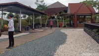 Berdasarkan salah satu papan penjelasan di lokasi itu, PUPR menjelaskan bahwa bata untuk di Bendungan Sepaku-Semoi menggunakan bata tempel rapi. Ukuran bata tempel itu adalah 23 x 5,5 cm.  
