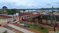 Menurut catatan detikcom, bendungan Sepaku-Semoi berfungsi untuk penyediaan air baku di kawasan IKN dengan kapasitas sebesar 2.000 liter/detik dan untuk Balikpapan sebesar 500 liter/detik.  