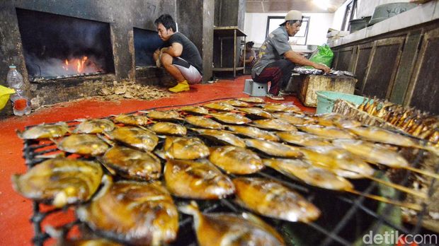 Melihat Proses Pembuatan Ikan Asap di Sentra Ikan Bulak Surabaya