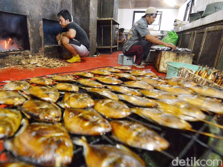 Melihat Pengolahan Ikan Asap di Sentra Ikan Bulak Surabaya