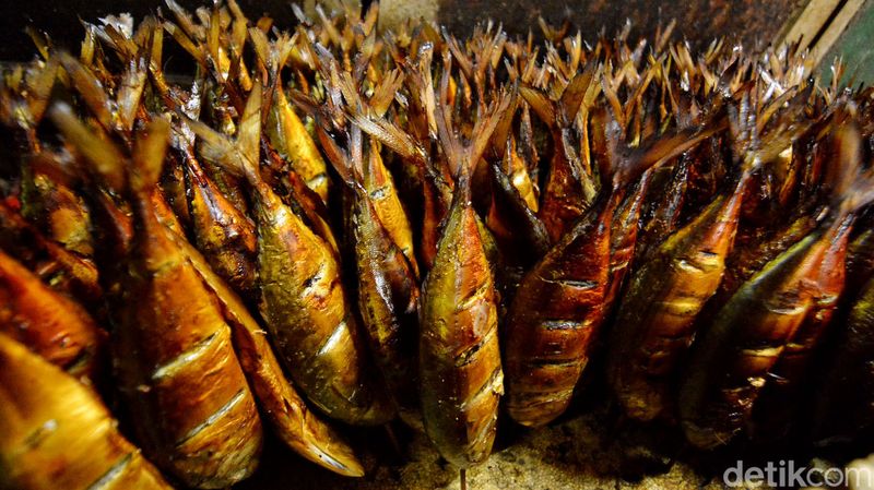 Melihat Proses Pembuatan Ikan Asap di Sentra Ikan Bulak Surabaya
