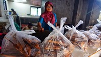 Harga ikan asap disana cukup bervariasi, untuk ikan dorang dibanderol mulai Rp 15 ribu per biji, manyung mulai Rp 5 ribu per biji, dan kakap Rp 8 ribu per biji.